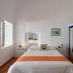 Astraea House Фиростефани